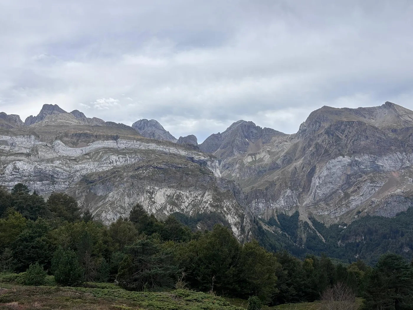 Panorámica de los Pirineos desde Canfranc-Estación